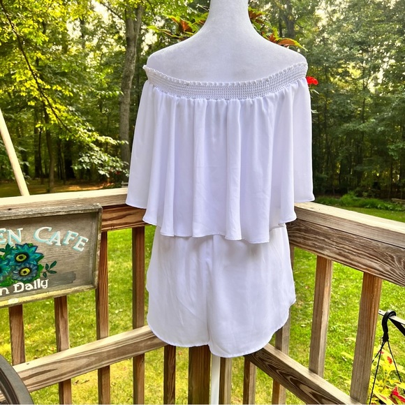 🥰 Show Me Your MuMu White Flutter Romper, Size Small, wear on off shoulder - Picture 6 of 9